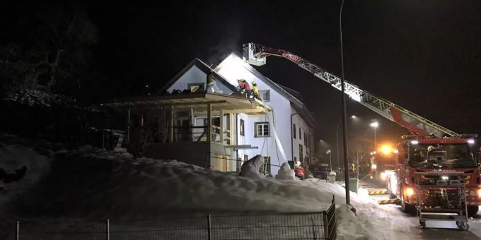 Die Feuerwehr bei den Löscharbeiten in Schleitheim SH. schleitheim