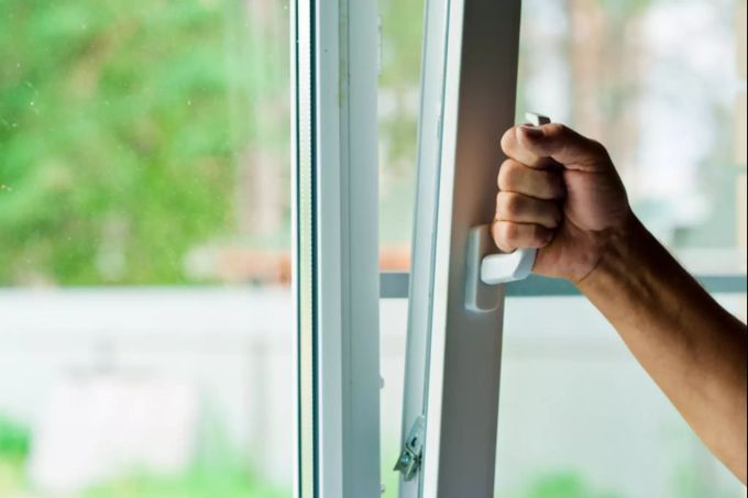 Öffnen Sie die Fenster regelmässig, um frische Luft reinzulassen. Fenster öffnen