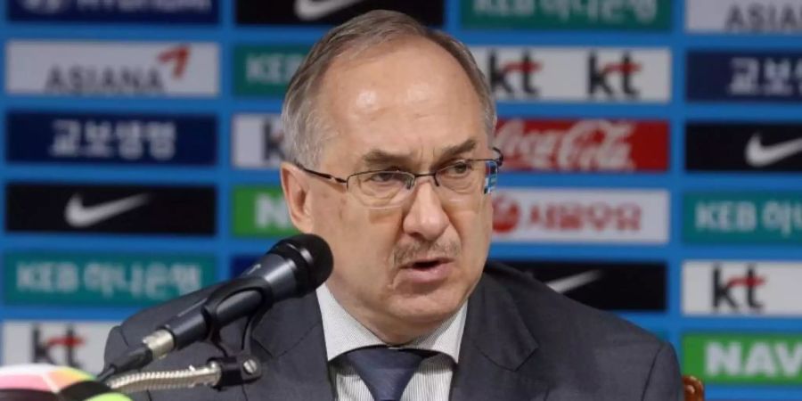 Fussballtrainer Uli Stielike gibt eine Pressekonferenz. Foto: -/YNA/dpa