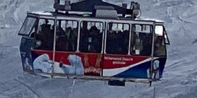 Eine gefüllte Gondel in Davos GR. gondel davos coronavirus