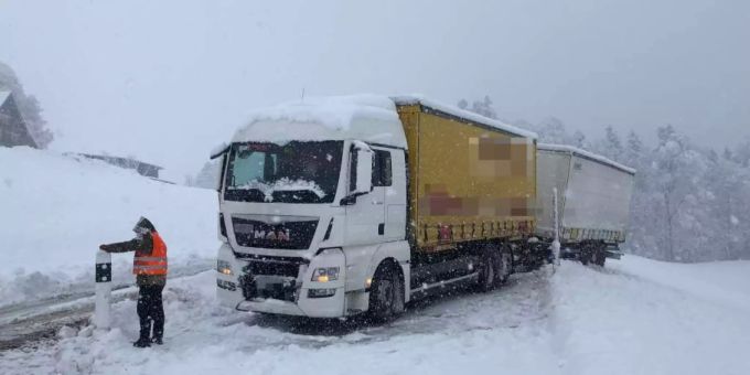 In St. Peterzell kam ein Anhängerzug von der Fahrbahn ab. ostschweiz unfälle