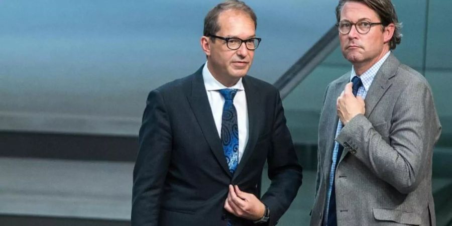 Alexander Dobrindt (l), CSU-Generalsekretär, und Andreas Scheuer (CSU), Bundesminister für Verkehr und digitale Infrastruktur, im Bundestag. Foto: Jens Büttner/dpa-Zentralbild/dpa