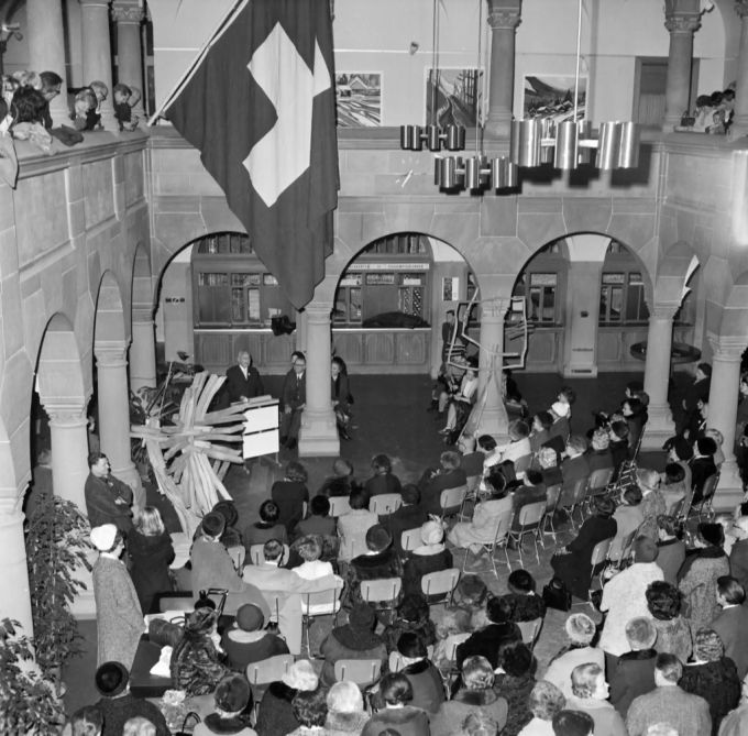 Freudenfeier im Zürcher Stadthaus anlässlich der Annahme des Frauenstimmrechts auf Bundesebene. Frauenstimmrecht Schweiz