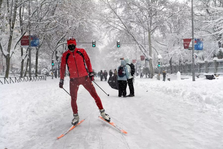 Ungewohnte Bilder aus der spanischen Hauptstadt: Hier fährt ein Spanier mit Langlauf-Skis durch die Stadt.