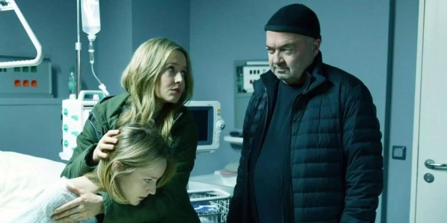 Die Kommissare Linett Wachow (Stefanie Stappenbeck, M) und Otto Garber (Florian Martens) versuchen einen Mord im OP-Saal aufzuklären. Foto: Katrin Knoke/ZDF/dpa