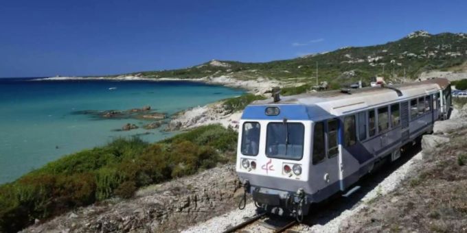 Ein Zug auf der französischen Insel Korsika. Auch für dieses Urlaubsziel hat die Bundesregierung eine Reisewarnung ausgesprochen. korsika