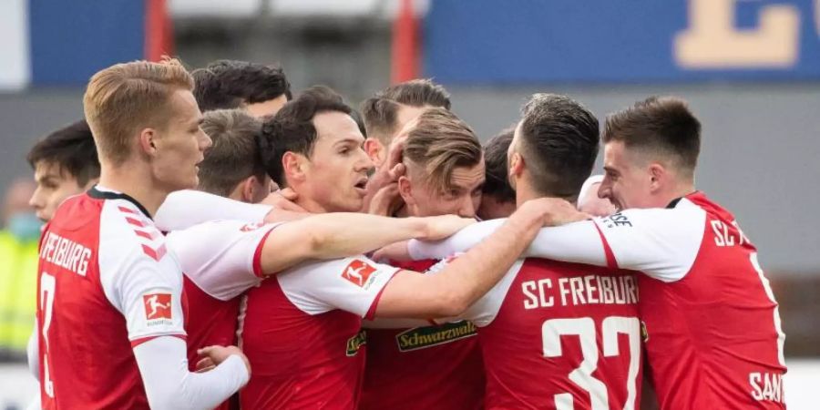 Freiburgs Spieler jubeln nach dem 1:0. Foto: Sebastian Gollnow/dpa