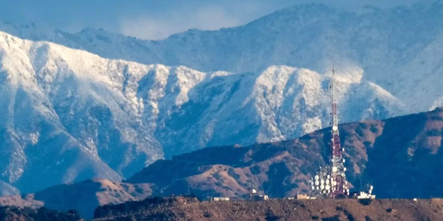 ARCHIV - Nach dem ersten Wintersturm sind die Gipfel der Baldwin Hill Berge hinter dem Hollywood-Schild in der Kenneth Hahn State Recreation Area mit Schnee bedeckt. Foto: Ringo Chiu/ZUMA Wire/dpa