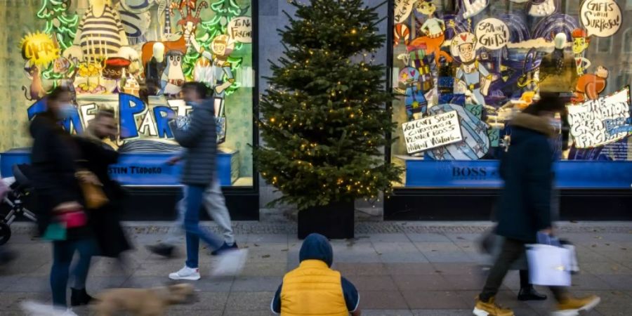 Menschen auf Fussgängergehweg in Berlin