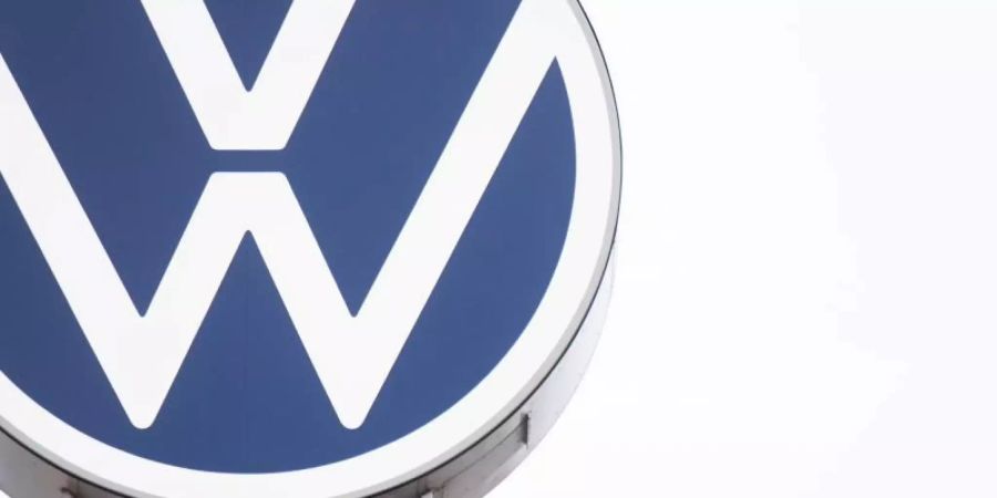 VW ruft wegen eines Problems an den Bremspedalen Tausende neue Autos zurück. Foto: Julian Stratenschulte/dpa