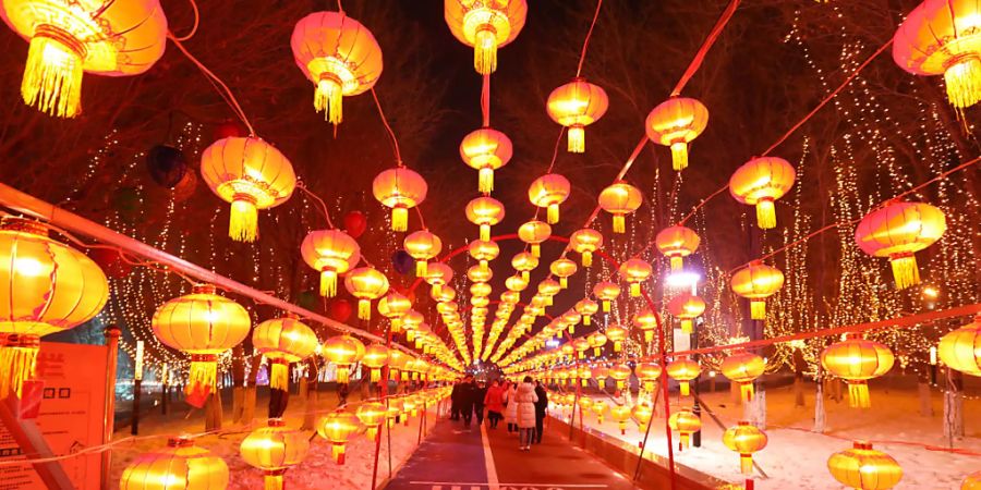 Das Laternenfest in Bortala findet zur Begrüssung des neuen Jahres statt. Die Chinesen erwarten das Jahr des Rindes. Nach dem schlimmen Corona-Jahr der Ratte soll es weniger turbulent werden. Foto: Tpg/TPG via ZUMA Press/dpa