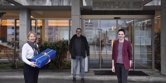 Bettina Bertschinger, Gemeinderat Philippe Rey, Nina Eggenberger.