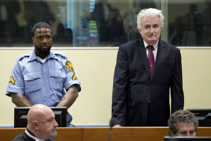Ex-Serbenführer Radovan Karadzic auf der Anklagebank des Haager Tribunal. Radovan Karadzic haager tribunal
