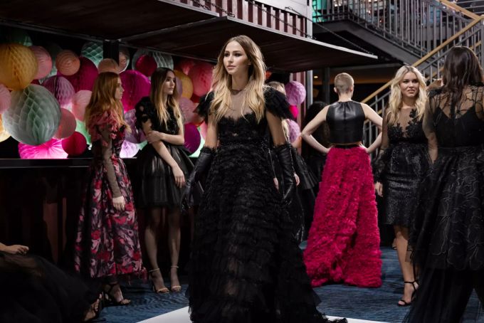 Amina (vorn), Maria (2.v.r.), Alysha (l) und Sarah (2.v.l.), Kandidatinnen der 16. Staffel der Castingshow «GNTM». gntm