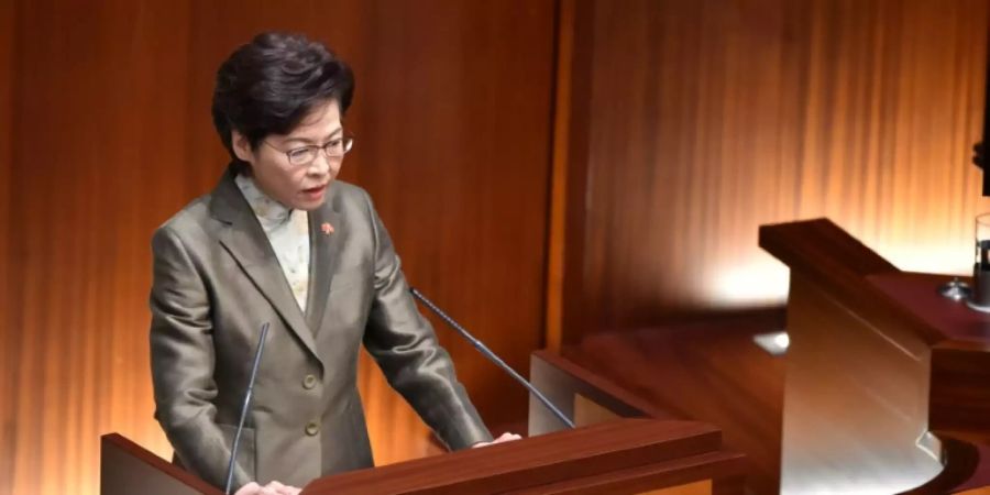 Hongkongs Regierungschefin vor dem Parlament