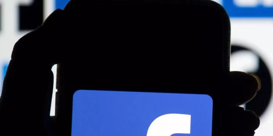 Das Facebook-Logo auf dem Display eines Mobiltelefons. Foto: Dominic Lipinski/PA Wire/dpa