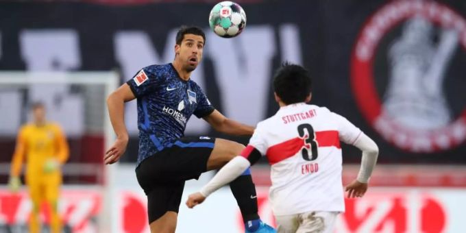 Hertha-Neuzugang Sami Khedira (l) konnte mit Berlin einen Punkt seinem Ex-Club VfB Stuttgart mitnehmen. Foto: Tom Weller/dpa Hertha-Neuzugang Sami Khedira (l) konnte mit Berlin einen Punkt seinem Ex-Club VfB Stuttgart mitnehmen. Foto: Tom Weller/dpa