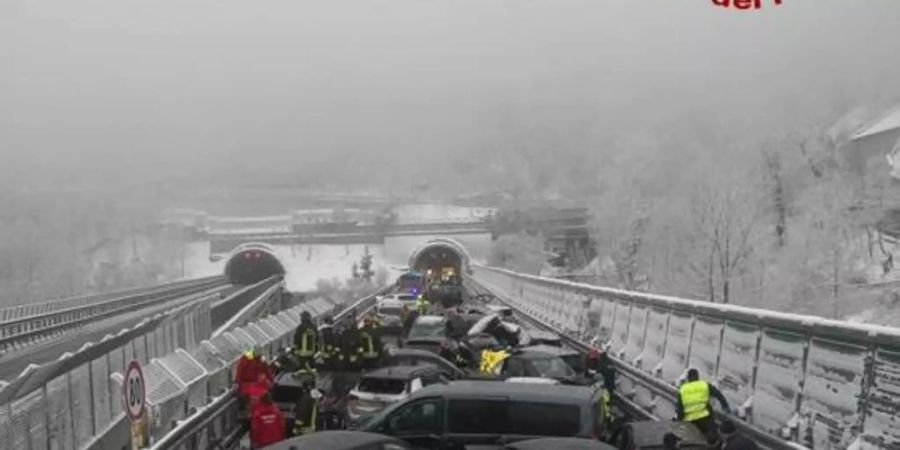 Chaos auf der A32: Mehrere Fahrzeuge stehen an der Unfallstelle. Foto: ---/Vigili del Fuoco/dpa