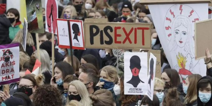 In Polen wird vehement gegen das Abtreibungsverbot und die Regierungspartei PiS protestiert. Polen Protest Pis Abtreibung
