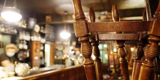 Die Gastronomie ist schon seit Beginn der Corona-Krise besonders schwer getroffen. Foto: Sebastian Willnow/dpa-Zentralbild/dpa re
