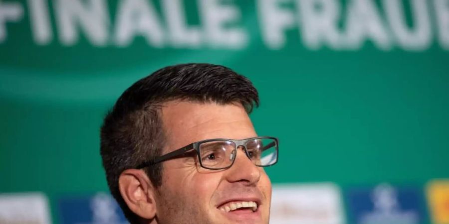 Trainer Jens Scheuer ist mit den Fussballerinnen des FC Bayern München in das DFB-Pokal-Achtelfinale eingezogen. Foto: Marius Becker/dpa