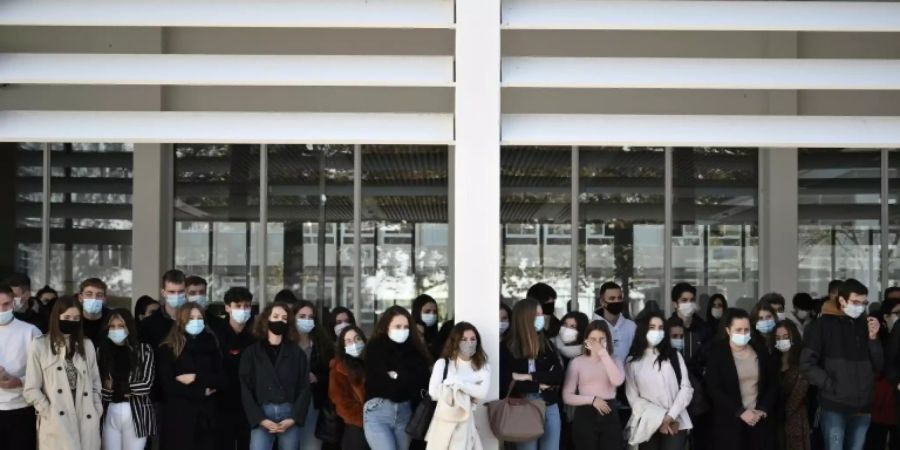 Schweigeminute an einer Schule im südfranzösischen Muret