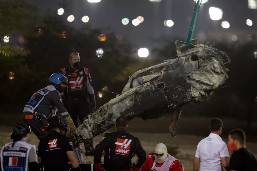 Der völlig zerstörte Haas VF20 von Romain Grosjean nach dessen Horror-Unfall beim Bahrain-GP der Formel 1.