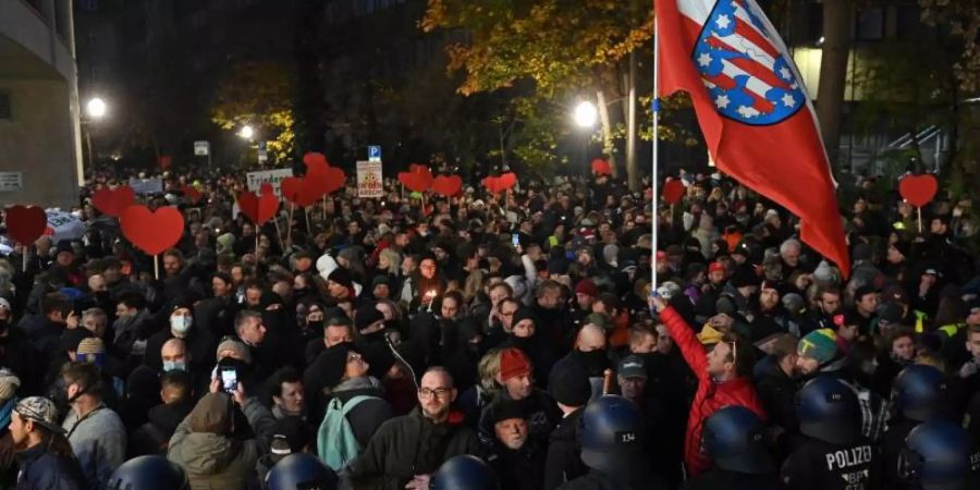 Die Polizei sperrt den Weg von Gegnern der Corona-Politik im Zentrum. Gegen die Kundgebung regt sich breiter Protest. Foto: //dpa-Zentralbild/dpa