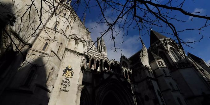 Der Schriftzug «Royal Courts of Justice» prangt am Gebäude der königlischen Gerichtshöfe. Die Anwälte von Herzogin Meghan wollen im konkreten Fall ein Schnellverfahren erwirken. Meghan Markle Porzess Grossbritannien