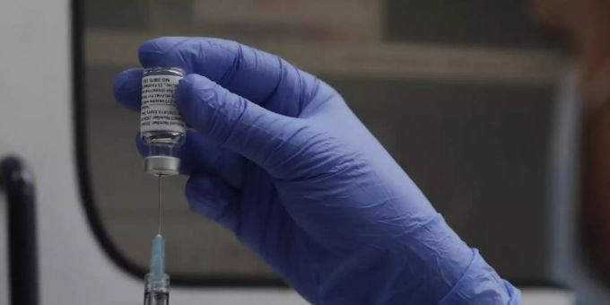 Bis zu 90 Freiwillige zwischen 18 und 30 Jahren sollen in Grossbritannien in einer neuen Versuchsreihe in einer «sicheren und kontrollierten Umgebung» dem Virus ausgesetzt werden. Foto: Alastair Grant/AP/dpa Bis zu 90 Freiwillige zwischen 18 und 30 Jahren sollen in Grossbritannien in einer neuen Versuchsreihe in einer «sicheren und kontrollierten Umgebung» dem Virus ausgesetzt werden. Foto: Alastair Grant/AP/dpa