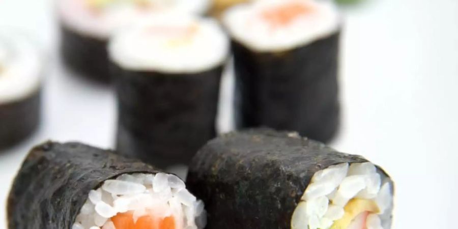 Wer zu Hause Sushi zubereiten möchte, sollte dafür nicht den «Mìng Chú Sushi-Reis» in der 500-Gramm-Packung der Firma Kreyenhop &amp; Kluge mit dem Mindesthaltbarkeitsdatum 14.10.2022 verwenden. Er könnte Glasstücke enthalten. Foto: picture alliance / Andrea Warnecke/dpa-tmn