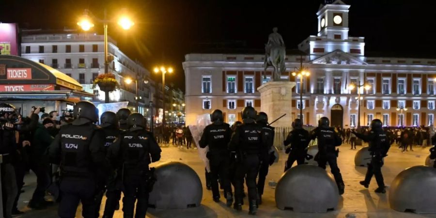 Polizisten und Demonstranten in Madrid