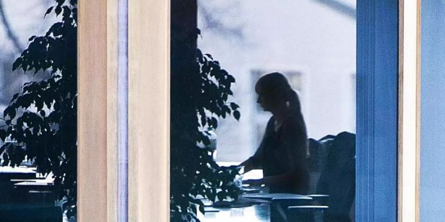 Eine Frau während ihrer Arbeit in einem Bürogebäude in Berlin. Foto: Daniel Naupold/dpa/Symbolbild