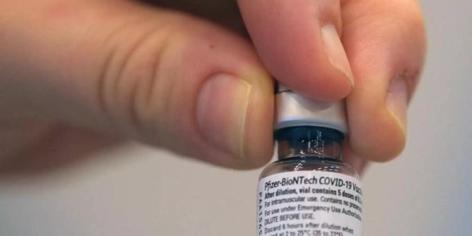 Eine Flasche Pfizer-Biontech Covid-19 Impfstoff. Pfizer-Biontech