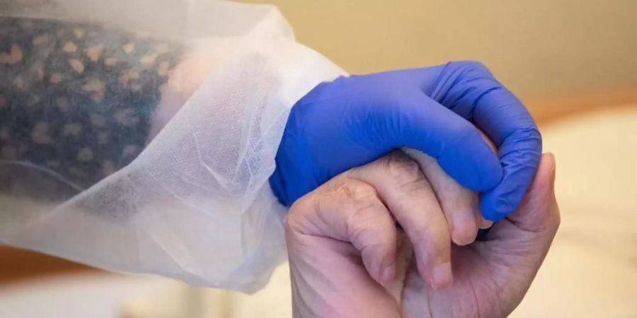 Ab dem 1. Juli 2021 soll für Pflegefachkräfte ein einheitlicher Mindestlohn von 15 Euro gelten. Das sieht ein Tarifvertrag vor, den Verdi mit der Bundesvereinigung der Arbeitgeber in der Pflegebranche geschlossen hat. Foto: Sebastian Gollnow/dpa