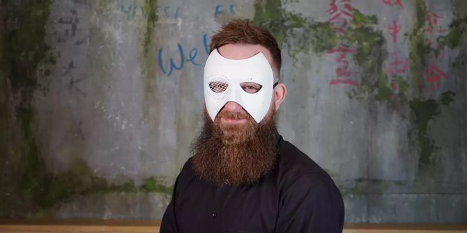 Mann mit Phantom-Maske