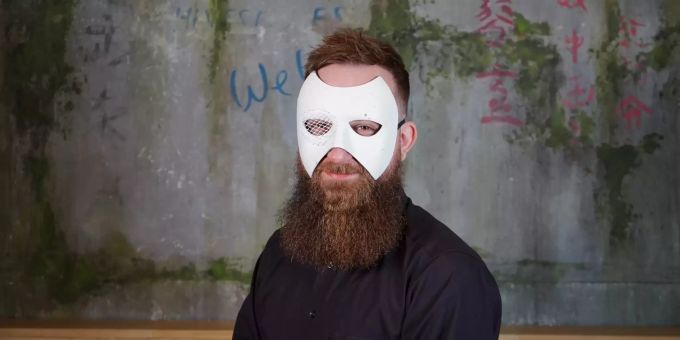 Jeden Freitag streamt DasPhantomCH von 13.00 bis 16.00 Uhr auf dem Twitch Channel von eSports.ch Mann mit Phantom-Maske