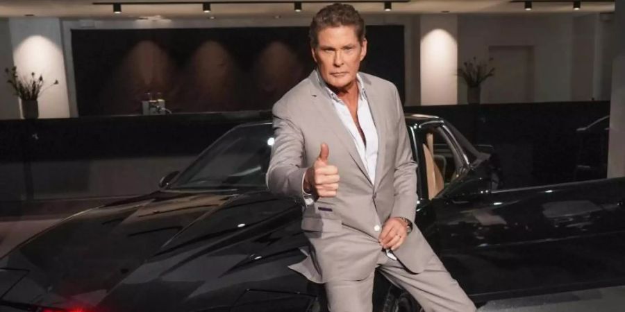 David Hasselhoff beim Auftakt seiner Deutschlandtour 2018 vor dem l Sportwagen K.I.T.T. aus der Serie «Knight Rider». Foto: Jörg Carstensen/dpa