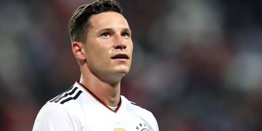 Julian Draxler Prasentiert Seine Psg Traumelf