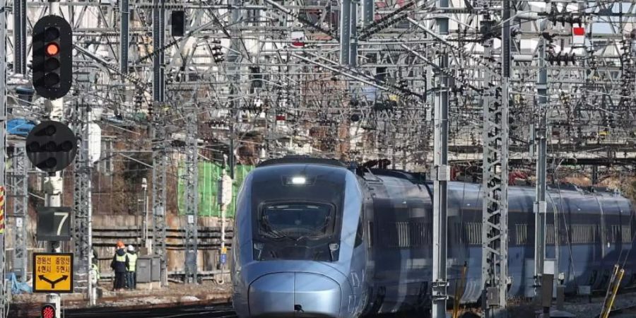 Der neue Hochgeschwindigkeitszug mit dem Namen KTX-Eum, auch bekannt als Korail Class 150000, fährt am ersten Tag seiner Betriebsaufnahme in den Bahnhof Cheongnyangni ein. Foto: -/YNA/dpa