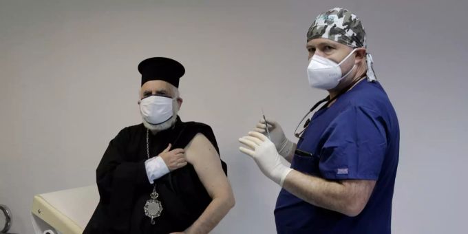 Ein Bischof wird im St. Anna Krankenhaus gegen Corona geimpft. Bulgarien coronavirus