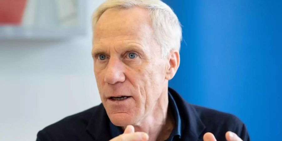 Sportwissenschaftler Ingo Froböse könnte sich vorstellen, die Winterpause abzuschaffen, wenn dafür englische Wochen weniger werden. Foto: Marius Becker/dpa