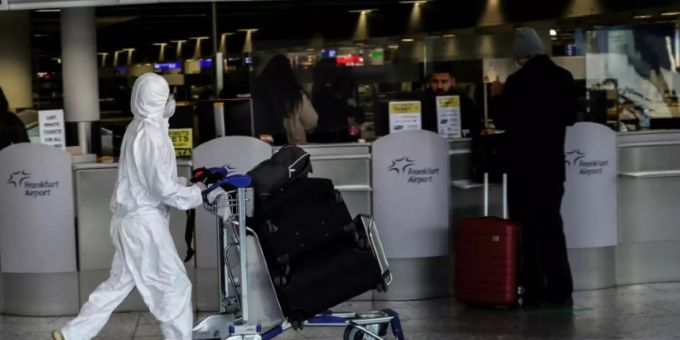 Passagier mit Schutzkleidung am Flughafen Frankfurt am Main Passagier mit Schutzkleidung am Flughafen Frankfurt am Main
