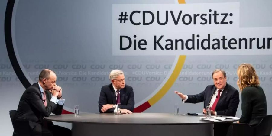 Die drei Kandidaten für den Vorsitz der CDU Deutschlands, Friedrich Merz (l-r), Norbert Röttgen und Armin Laschet zusammen mit Moderatorin Tanja Samrotzki bei einem Online-Video-Talkformat. Foto: Bernd von Jutrczenka/dpa-Pool/dpa