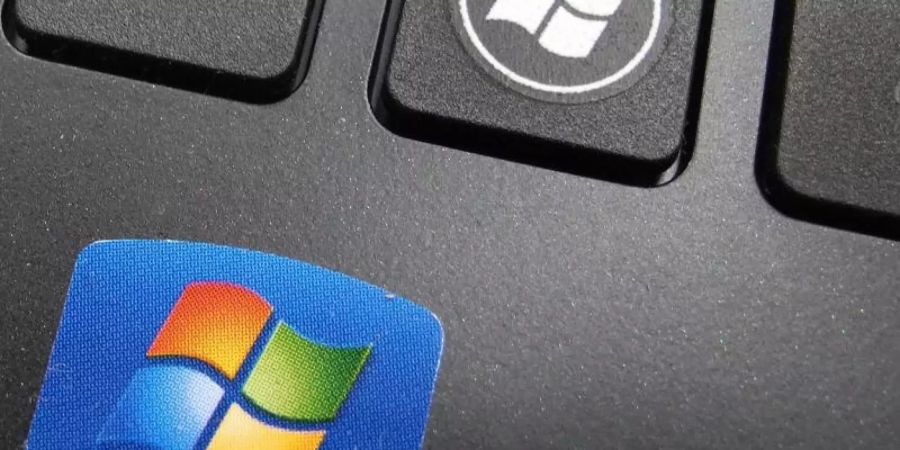 Behörden, Unternehmen und private Nutzer setzen noch immer massenhaft das vor einem Jahr eingestellte PC-Betriebssystem Windows 7 ein, obwohl die Software inzwischen massive Sicherheitslücken aufweist. Foto: Mauritz Antin/epa/dpa