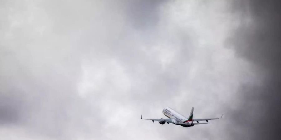 Ein Flugzeug mit abgeschobenen Menschen verlässt Deutschland. (Archivbild). Foto: Philipp von Ditfurth/dpa