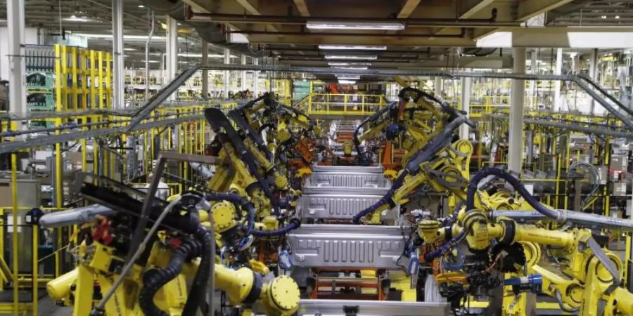 Roboter schweissen die Ladefläche eines Ford F-150-Lastwagens auf dem Fliessband im Montagewerk von Ford Rouge. Foto: Carlos Osorio/AP/dpa