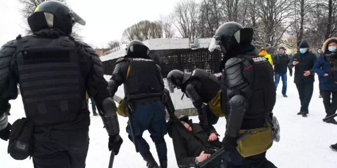 Polizisten nehmen einen Mann in St. Petersburg fest. wladimir putin