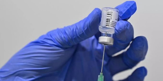 Eine Corona-Schutzimpfung mit dem Wirkstoff von Biontech/Pfizer wird im Impfzentrum Frankfurt (Oder) vorbereitet. Foto: Patrick Pleul/dpa-Zentralbild/dpa Eine Corona-Schutzimpfung mit dem Wirkstoff von Biontech/Pfizer wird im Impfzentrum Frankfurt (Oder) vorbereitet. Foto: Patrick Pleul/dpa-Zentralbild/dpa