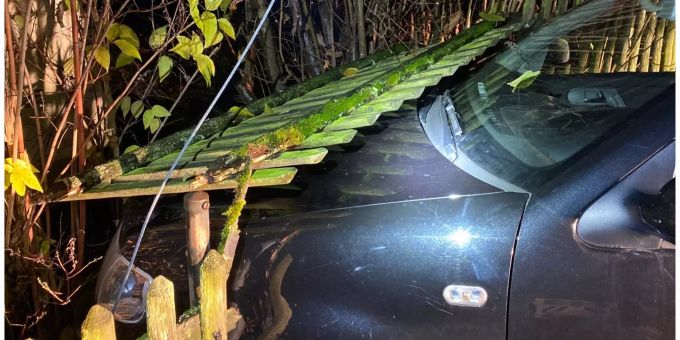 Lernfahrer kollidiert mit Gartenzaun.